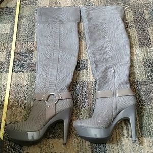 Jessica Simpson Size 7, 5" heel, 25" tall Gray